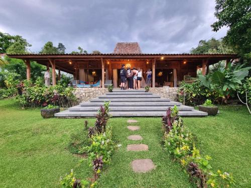 Villa Joglo Omah Kempalan, private pool, 6 BR in Sentul