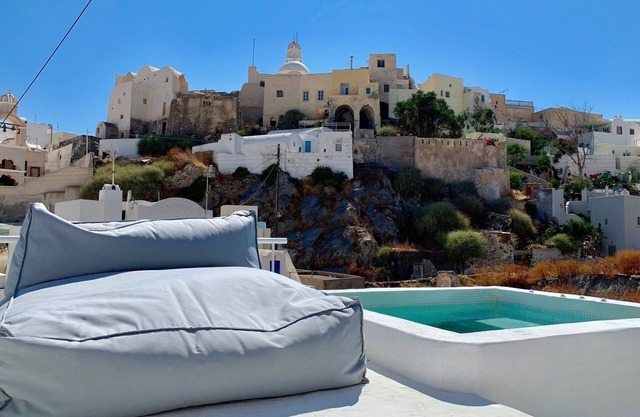 Villa Kallisti | Wonderful Courtyard Suite With Jacuzzi | Emporeio