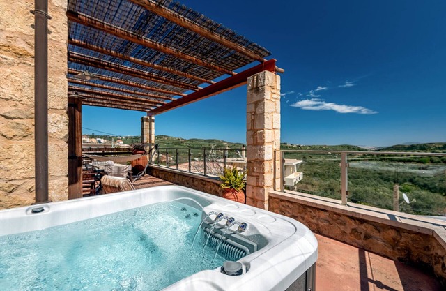 Villa Kamara, 2 BD, 2 BA, outdoor jacuzzi, next to nature