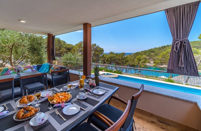 Villa Karmelota with 4 bedrooms and heated pool