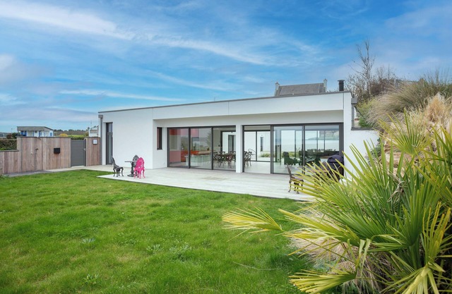 Villa 'Ker Marie' with Sea View, Private Terrace and Wi-Fi