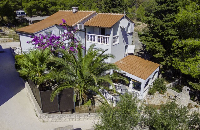 Villa Klara 50 metara od plaže, uvala Osibova, Milna, Brač, Dalmacija