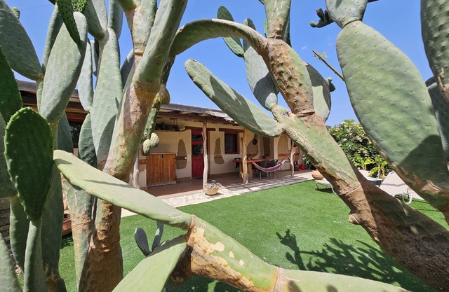 Villa Kokkino Skufitza,charming holiday home made of clay, pool, private garden