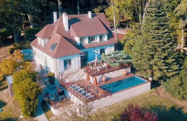 Villa “La Bihourdière” — Exceptional property on a wooded park with heated pool