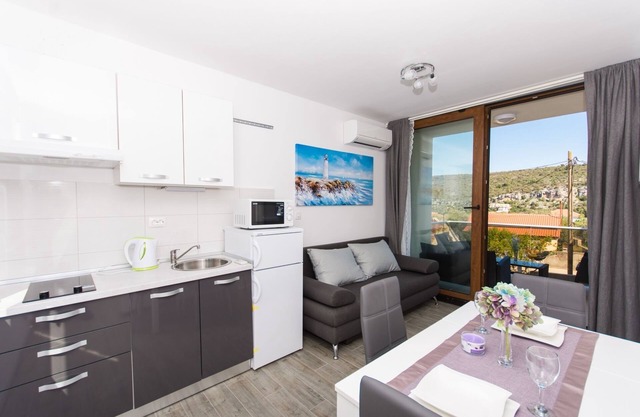 Villa LA - Comfort One-Bedroom Apartment with Terrace and Sea View