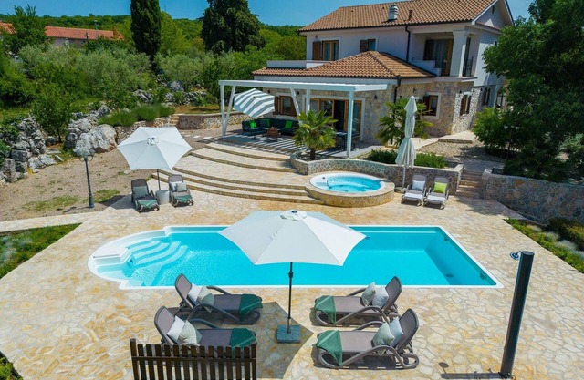 Villa Laura with pool and jacuzzi (Kvarner - Brusići)