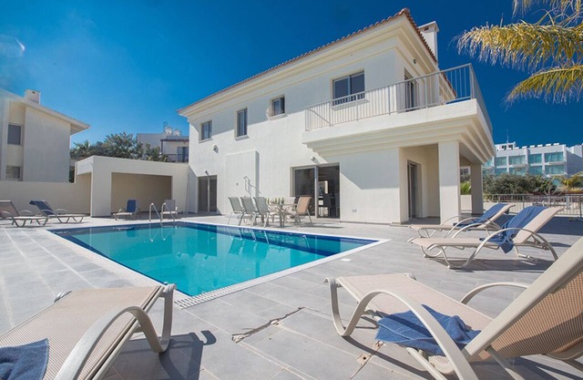 Villa Layla, Lovely 4BDR Protaras Villa with Private Pool, Close to the Beach