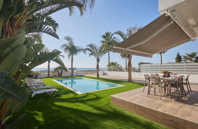 Villa Lenia, Stunning 3BDR Seafront Villa with Pool, Close to the Beach