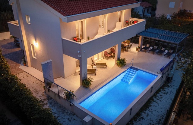 Villa Leonore in Omis + Heated Pool, Fitness, PS5, sandy beach just 3min walk.