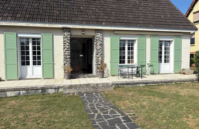 Villa Les Volets Verts close to the sea and shops.