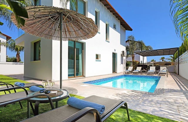 VILLA LEVANDINI - Brand new villa walking to Trinity Beach
