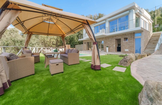 Villa Liam with view and pool for exclusive use