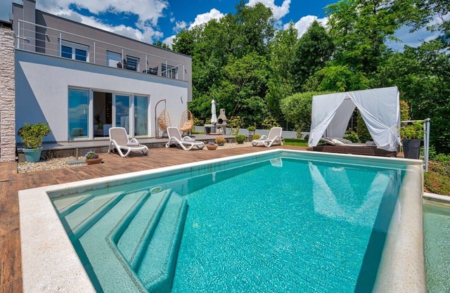 Villa LIna - beautiful villa with infinity pool near the beach