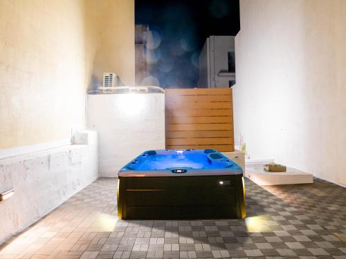 Villa Luciano - Rooftop Jacuzzi, BBQ, Billiards & Steps from Sea