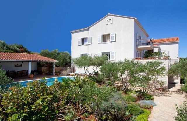 Villa Lukrecia in Supetar, private pool, garden, perfect for families