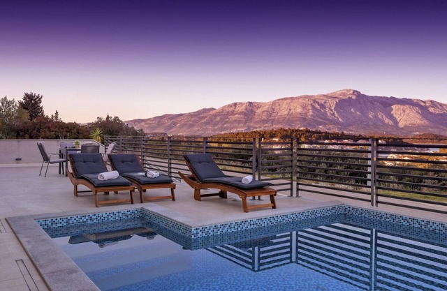 Villa Lumbarda - Four Bedroom Villa, Sleeps 8