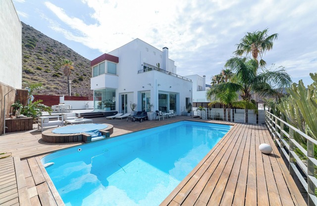 Villa 'Lux' with Sea Views, Wi-Fi and Air Conditioning
