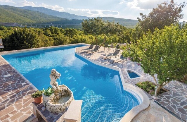 Villa Ma & Ma with pool, parking, high speed Internet, BBQ.