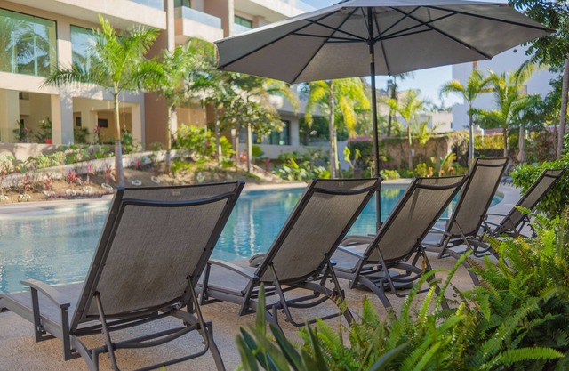 Villa Magnolia, Lux condo, steps from the beach.