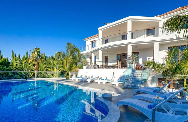 Villa Majestic - Huge Pool & Jacuzzi/Spa in Gardened Oasis, 5 min to beach