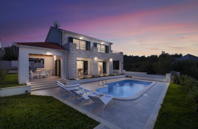 Villa Makarac - Four Bedroom Villa, Sleeps 8