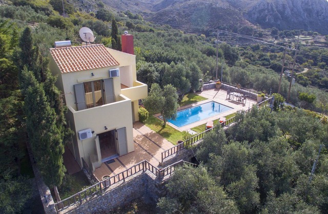 Villa 'Malathiros 3 with Private Pool' with Sea View, Wi-Fi and Air Conditioning