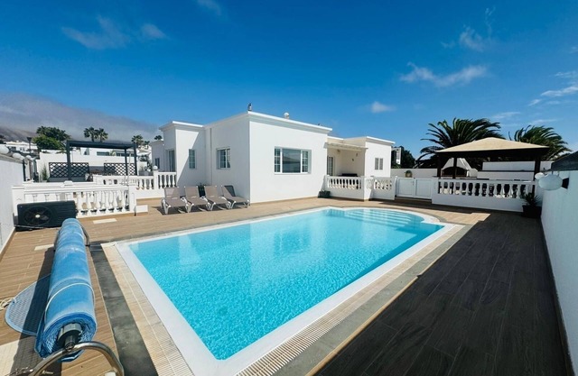 Villa Marina Deniz with Private Heated Pool + Pool Table + Air Con*