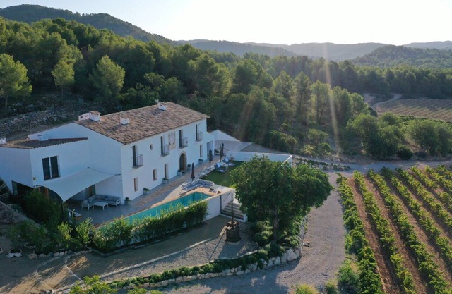 Villa Masia Capdet: Restored Villa 10 mins from Sitges in Vineyard