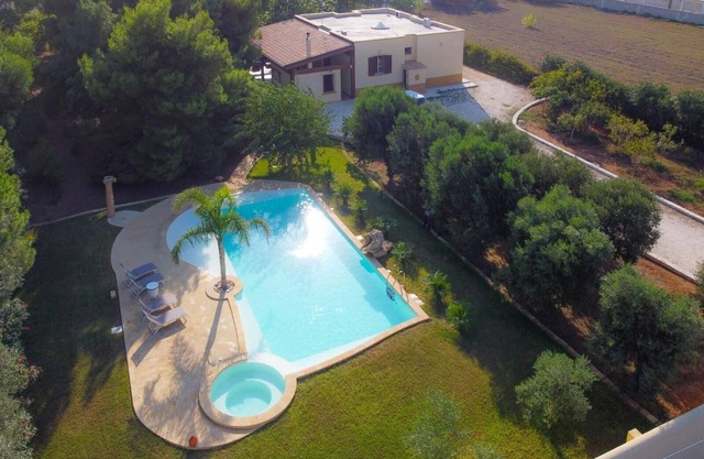 Villa Matilde, with swimming pool, whirlpool and pine forest, beach at 400m