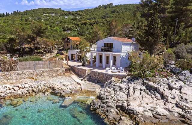 "Villa Mendes" - seafront villa with pool