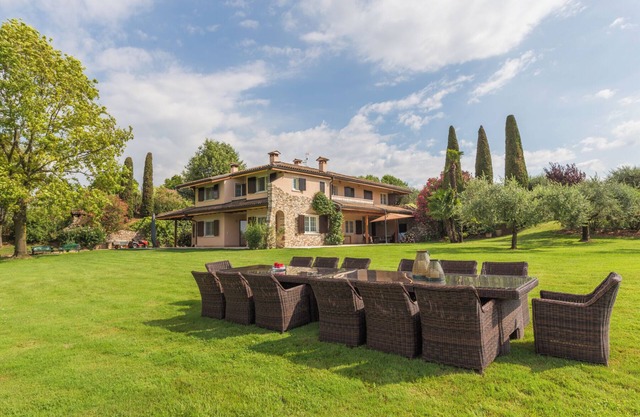 Villa 'Minerva' with Lake View, Wi-Fi and Air Conditioning