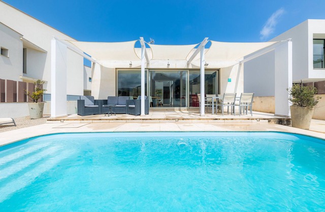 Villa 'Montfarrutx' with Mountain View, Wi-Fi and Air Conditioning