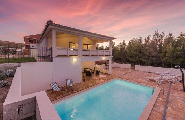 Villa More with pool and garden (V5751-K1) - Rovanjska