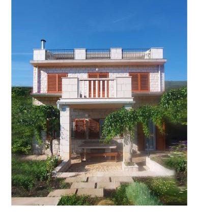 Villa near the river - mountain and vineyard views