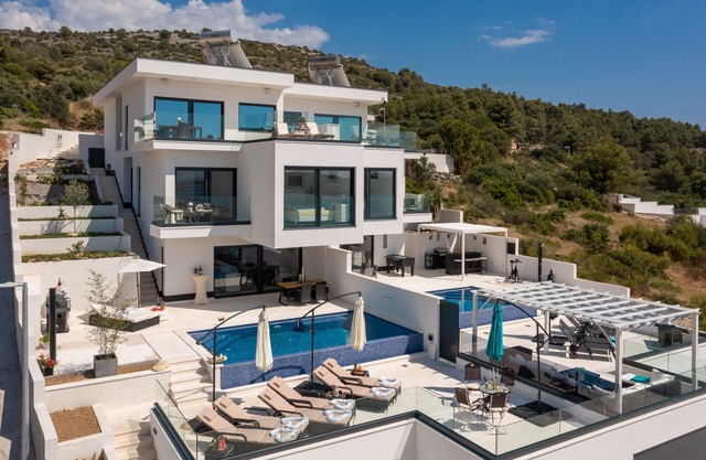 Villa Ocean view 1, unlimited sunsets with view to the harbour Marina Frappa