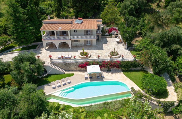 Villa Olea -private infinity pool, stunning sea views, fast internet, sleeps 10+