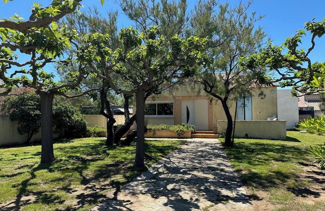 Villa on 500m2 wooded plot, private subdivision, direct beach access