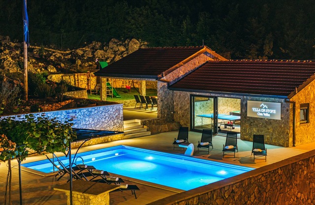 Villa on Stone, Cista Velika