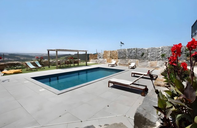 Villa 'Peace House Lourinhã' with Mountain View, Private Pool and Wi-Fi