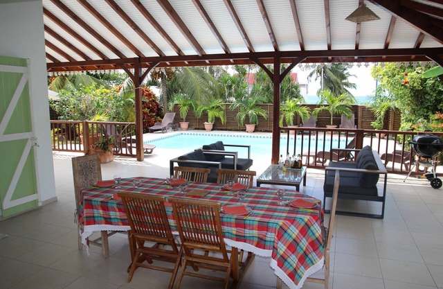 Villa/pool, 3 air-conditioned bedrooms, 30m from the beach, shops on foot