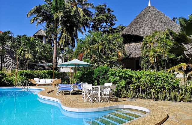 Villa Red, cozy decorated Villa @ 5" to Galu Beach