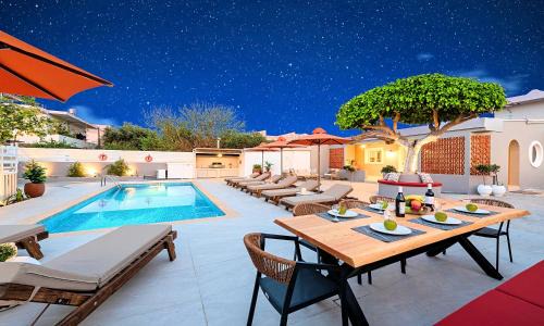 Villa Remezzo Heated Pool, Beach Side