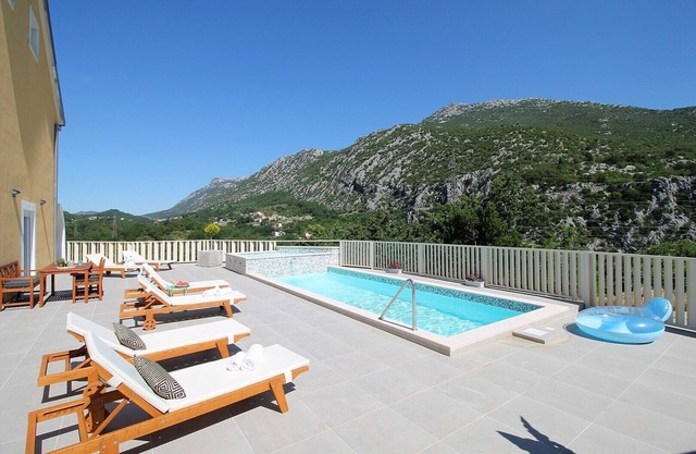 Villa Remusic, Pool, whirlpool, Sauna,6 bedrooms, amazing landscape