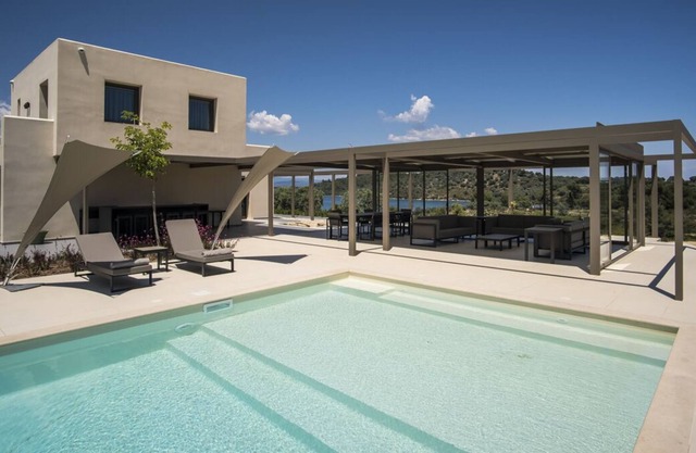 Villa Retsina - Four Bedroom Villa, Sleeps 8