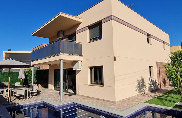 VILLA RIOJA with pool & mountain and sea view, ONLY FAMILYS