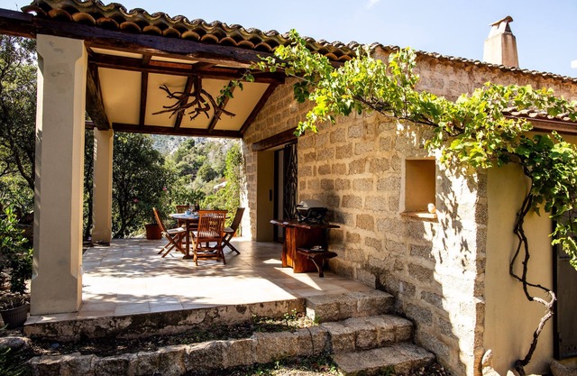 Villa 'Roccia San Pantaleo' with Sea View, Wi-Fi and Air Conditioning