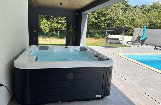 Villa* SANIVARO with heated pool and whirlpool