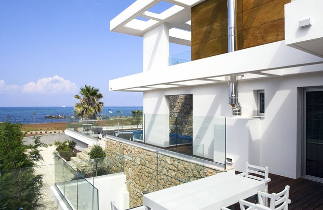 Villa Sapphire - Three Bedroom Beachside