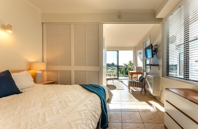 Villa Sapphire - Villa Sapphire is a neat and tidy 1 bedroom, 1 bathroom holiday accommodation located within the Waiheke Island Resort in Palm Beach. The Villa is bright and fresh and very well equipped with everything you may require in order to ha