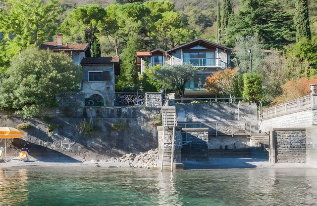 Villa 'Sara Lakeside' with Lake View, Wi-Fi and Air Conditioning